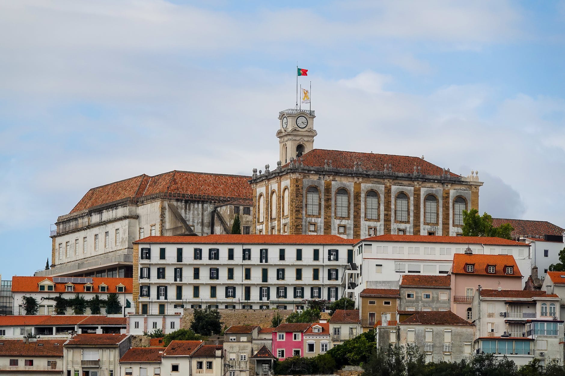historisk bygning med et vajende portugal flag