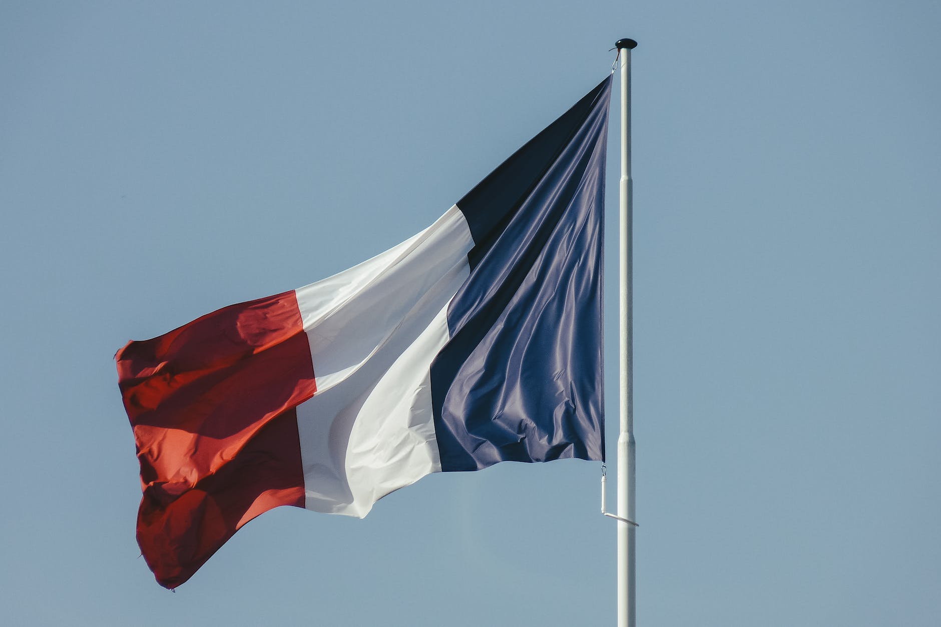Francijas karogs pret zilām debesīm