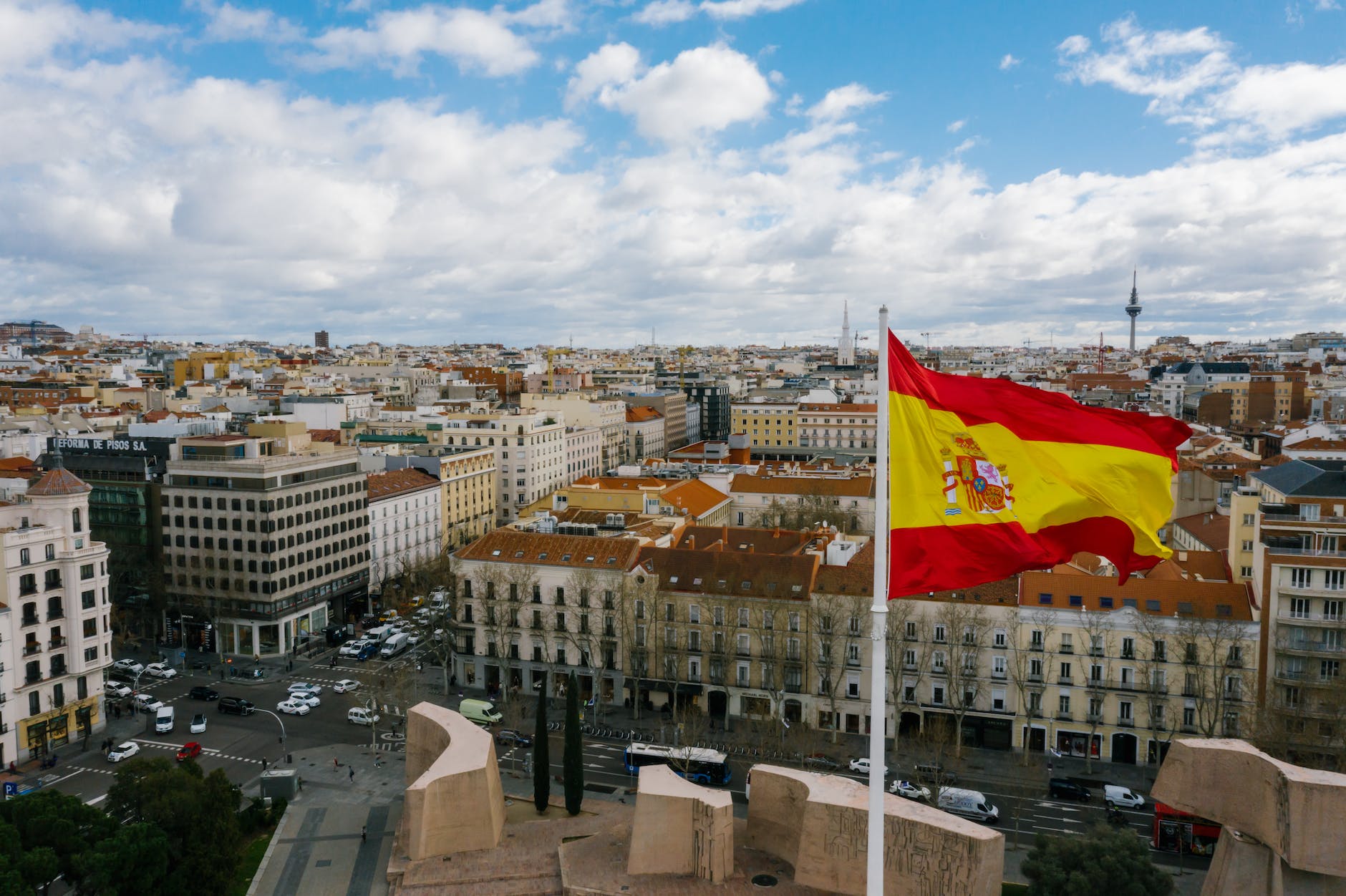 西班牙国旗反对城市景观
