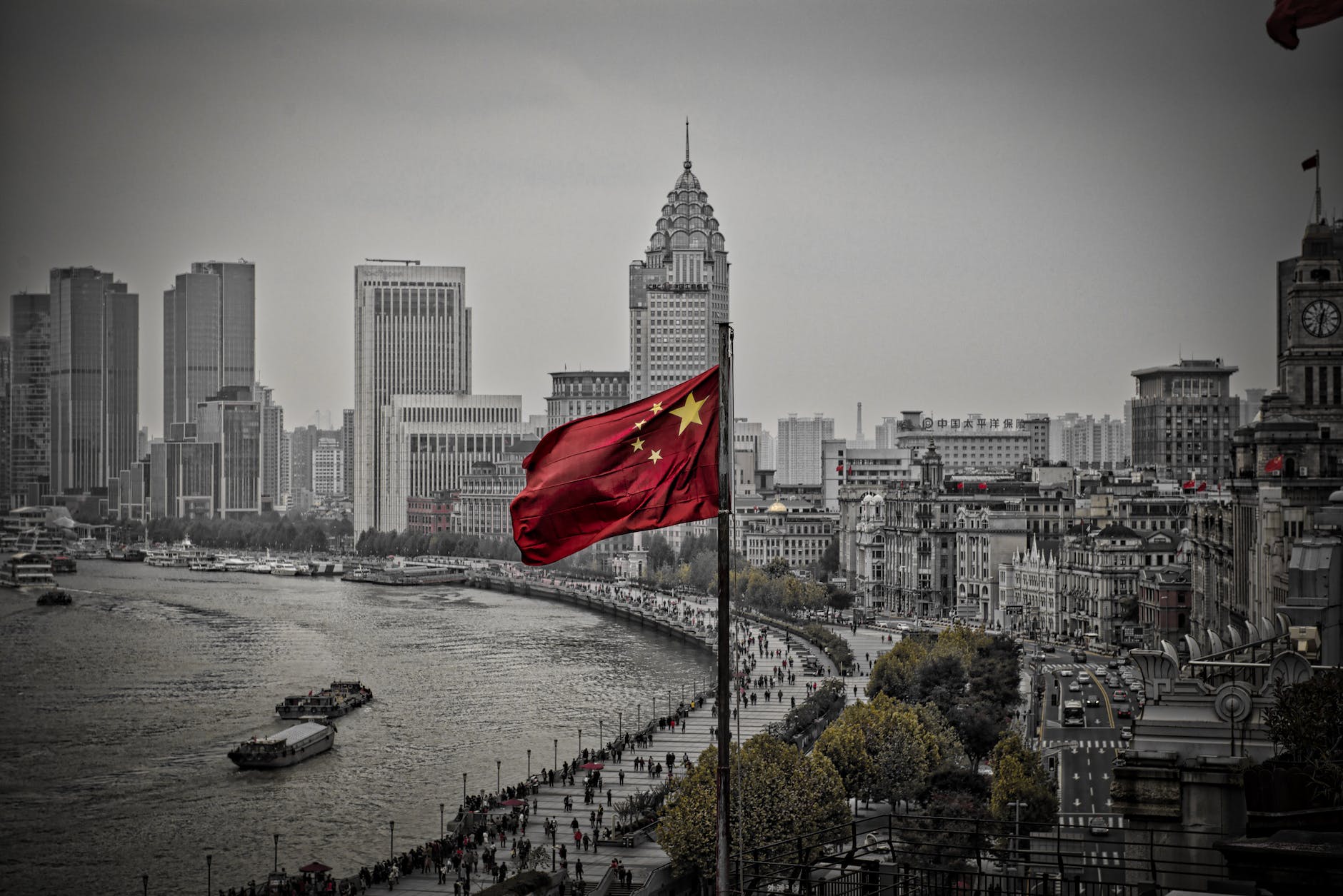 中国の国旗が街の上にはためく