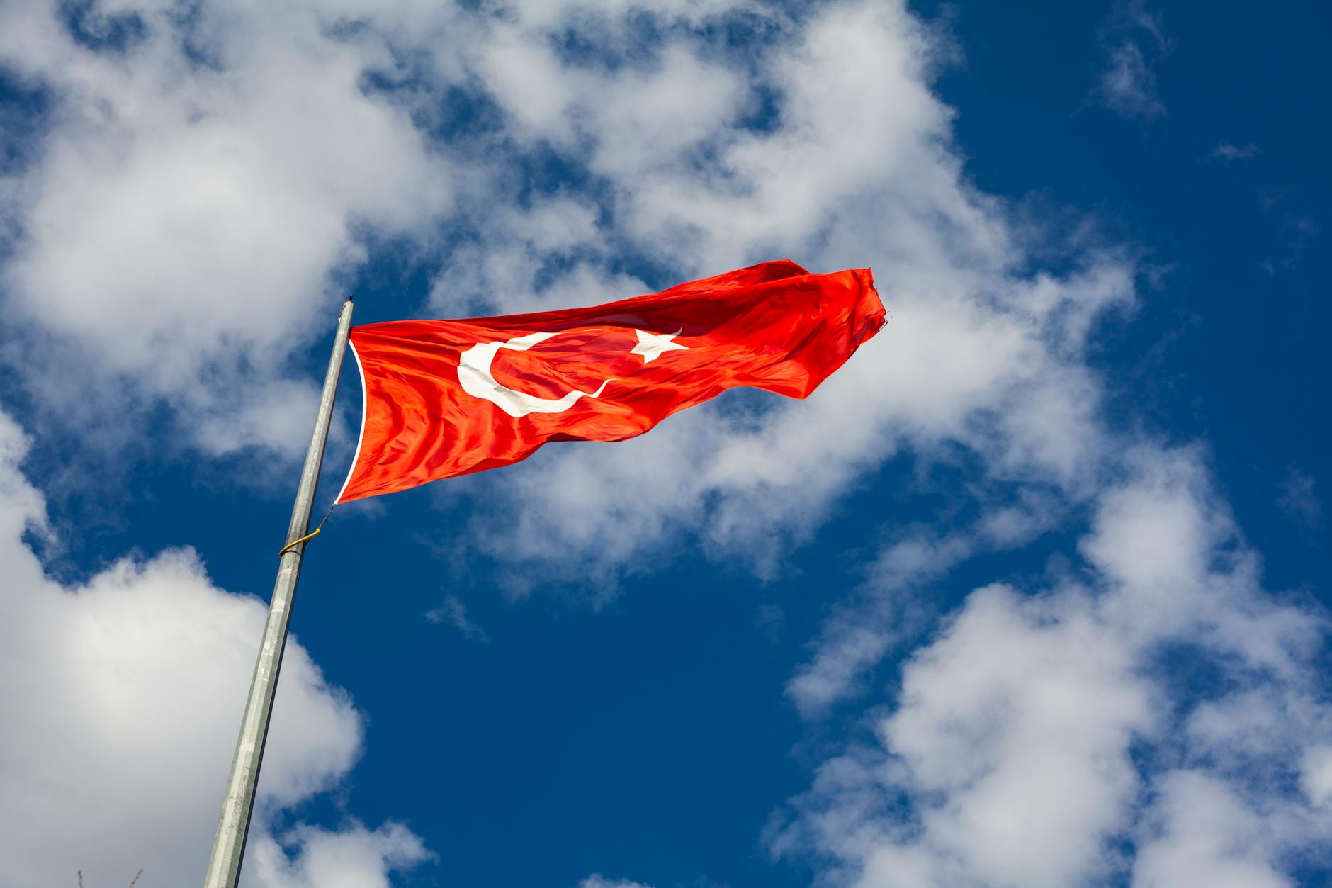 φωτογραφία χαμηλής γωνίας της σημαίας της Τουρκίας