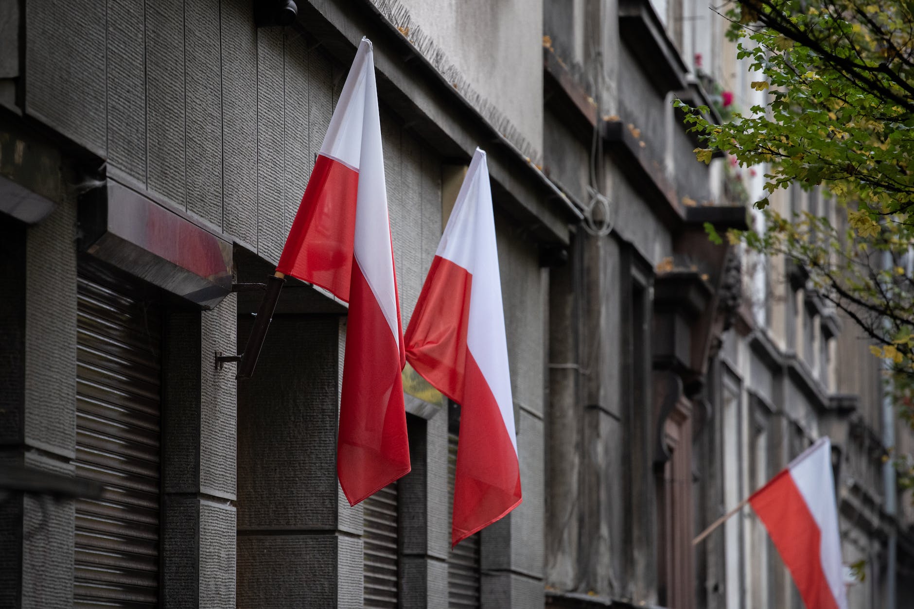 poļu karogi uz ielas